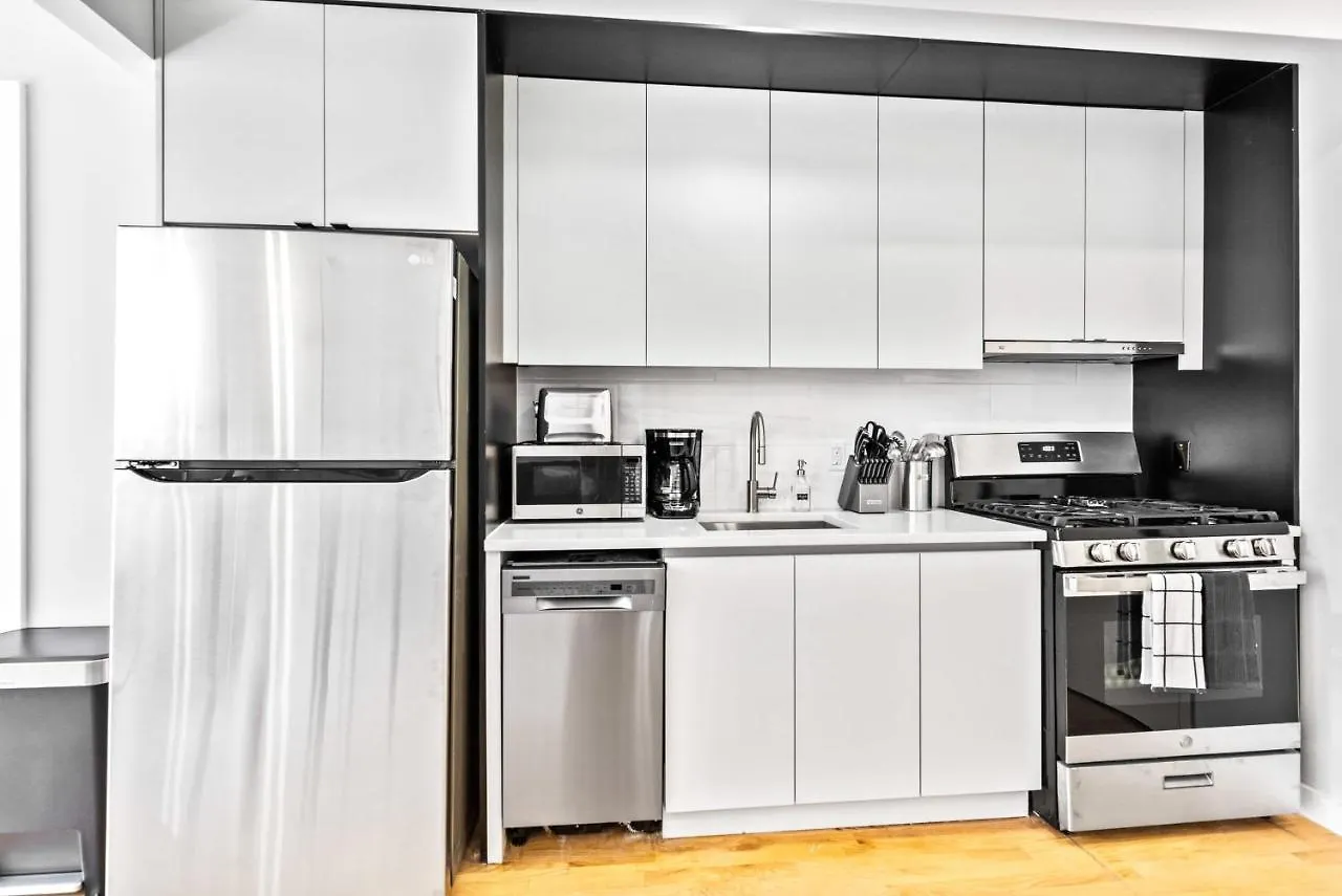 Vakantiehuis Luxe Studio Suite With Charming Juliet Balcony New York